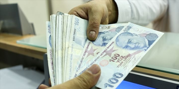 MEMUR VE EMEKLİLER İÇİN OCAK ZAMMI BEKLENTİSİ
Türkiye’de işçi, memur ve emeklilerin maaş zamları her yıl Ocak ve Temmuz aylarında, 6 aylık enflasyon oranlarına göre belirleniyor. Temmuz, Ağustos ve Eylül ayları itibarıyla kaydedilen toplam enflasyon oranı %8,92 olarak açıklanmış durumda. Bu oran, şimdiden işçi emeklilerine uygulanacak zam miktarını belirlemiş bulunuyor.
