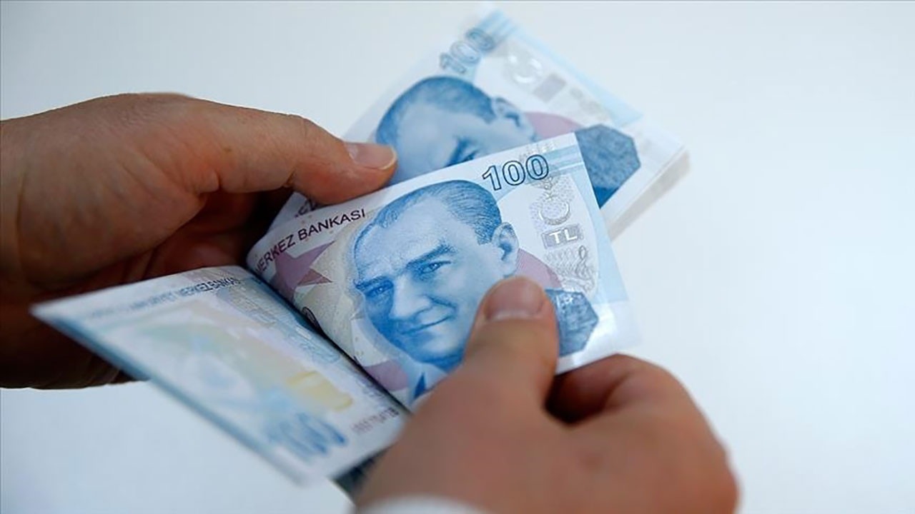 MEMUR ZAM ORANLARI NASIL BELİRLENECEK?
Memur ve memur emeklileri için 6 aylık enflasyon oranının yanı sıra toplu sözleşmeden kaynaklanan zam oranları da maaşlara ekleniyor. Temmuz ayında %10 oranında sözleşme zammı alan memurlar, yıl sonu itibarıyla enflasyon farkını da maaşlarında görebilecek. Enflasyon oranı %10’u aşmadığı için bu dönemde bir enflasyon farkı oluşmamıştı, ancak yıl sonu itibarıyla bu farkın oluşması bekleniyor.
