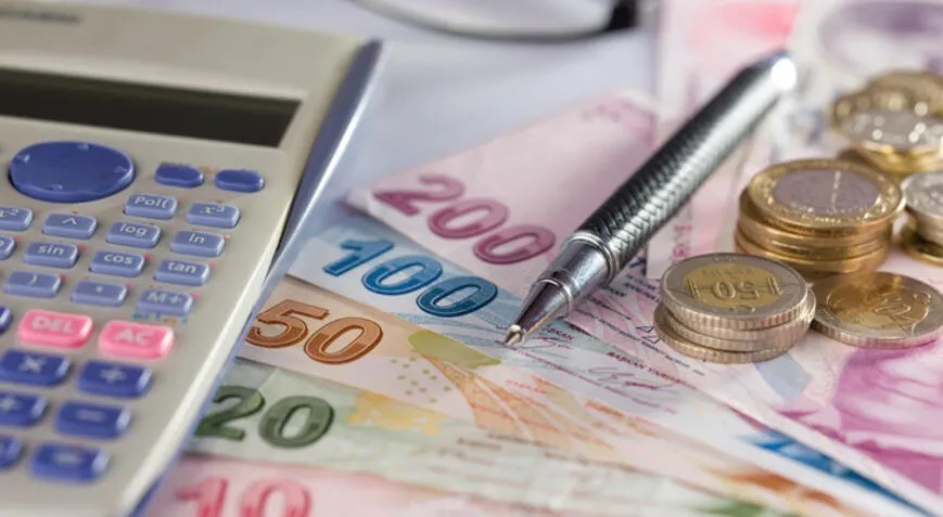 EKİM AYI ENFLASYON BEKLENTİLERİ
Merkez Bankası tarafından açıklanan Piyasa Katılımcıları Anketi’ne göre, Ekim ayında enflasyon oranının %2,39 olması öngörülüyor. Anket katılımcıları, Kasım ayı enflasyonunu %1,96, Aralık ayı enflasyonunu ise %1,68 olarak tahmin ediyor. Bu tahminler doğrultusunda 6 aylık enflasyon oranının yaklaşık %15 seviyesinde gerçekleşeceği öngörülüyor.
