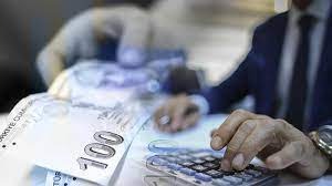 MEMUR MAAŞLARINDA ARTIŞ NE KADAR OLACAK?
Memur maaşlarına yapılacak zam oranı, enflasyon farkı ve toplu sözleşmeden kaynaklanan zam oranı ile birlikte %11 seviyesinde olacak gibi görünüyor. Eğer 6 aylık enflasyon oranı %15 civarında gerçekleşirse, memur emeklileri de %4,5 oranında enflasyon farkı alabilecek. Bu oran, toplu sözleşme zammı ile birleştirildiğinde, memur maaşlarında %11’lik bir artış anlamına geliyor.
