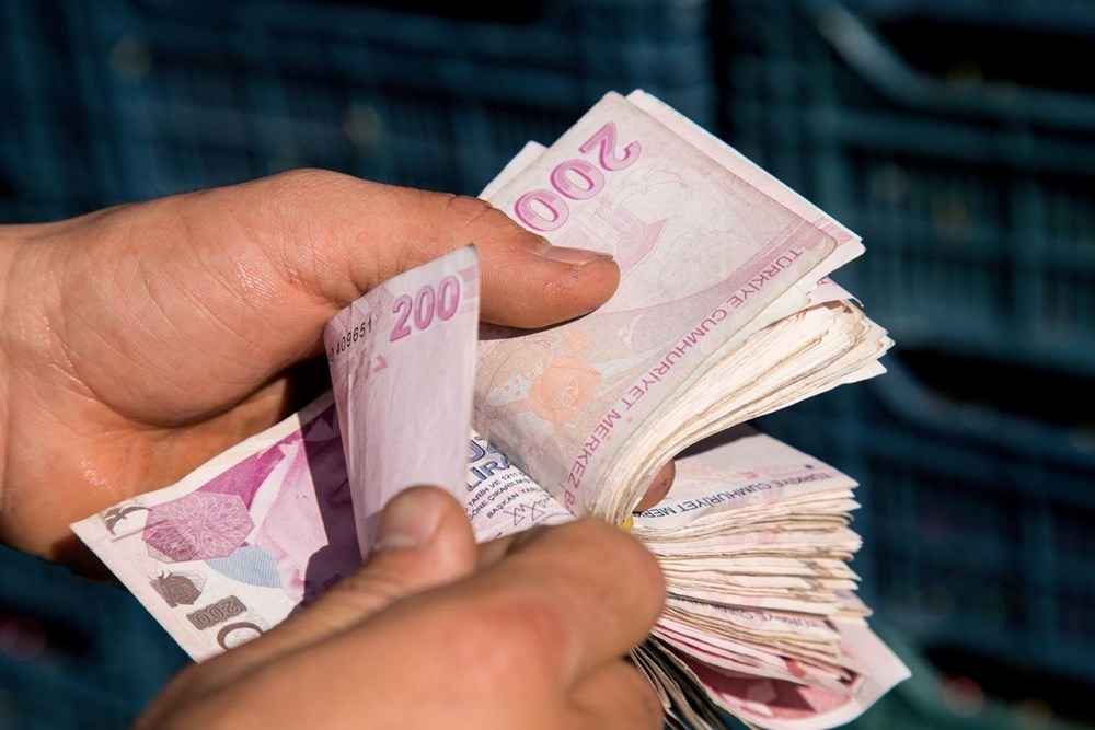 İŞÇİ EMEKLİLERİNİN ZAM ORANI
İşçi emeklilerinin maaşlarına yapılacak zam oranı, her 6 aylık dönem sonunda açıklanan enflasyon oranına göre belirleniyor. 2024 Ocak ayında %15’e yakın bir zam yapılması beklendiğinden, işçi emeklileri de yıl sonu itibarıyla %15 oranında bir artış elde edebilecek. Bu oran, kesin enflasyon verilerinin açıklanmasıyla birlikte netleşecek.
