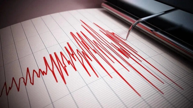 BAYAT İLÇESİNDE İLK DEPREM 3.4 BÜYÜKLÜĞÜNDE GERÇEKLEŞTİ
AFAD'ın açıklamasına göre, ilk deprem Çorum’un Bayat ilçesi sınırları içinde kalan Kubbedin bölgesinde saat 11.27’de meydana geldi. Yerin 7 kilometre derinliğinde gerçekleşen bu depremin büyüklüğü 3.4 olarak ölçüldü. Sarsıntı, çevrede kısa süreli bir tedirginlik yaratsa da deprem sonrasında herhangi bir yıkım veya ciddi zarar oluşmadı. Yerel yetkililer, halkın güvenliğini sağlamak adına bölgedeki durumu yakından takip etti.
