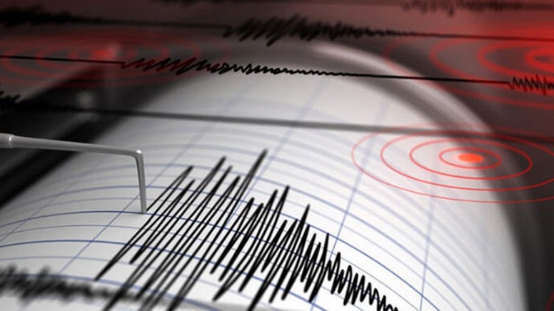 ÇORUM DEPREM KUŞAĞINDA YER ALIYOR
Türkiye’nin deprem riski yüksek bölgeleri arasında yer alan Çorum, yerel halk tarafından sık sık hissedilen küçük ölçekli depremlerle tanınıyor. Çorum ve çevresinde oluşan fay hatları, zaman zaman bu tür depremler meydana getirerek yerel halkı etkileyebiliyor. Uzmanlar, bu tür hafif şiddetli depremlerin büyük yıkımlara yol açmamasına rağmen, yapı güvenliği ve halkın bilinçlenmesi açısından önemli bir uyarı niteliği taşıdığına dikkat çekiyor. Bayat ilçesinde yaşanan son depremler de, özellikle evlerin dayanıklılığı ve deprem anında doğru davranışların önemi konusunu bir kez daha gündeme getirdi.
