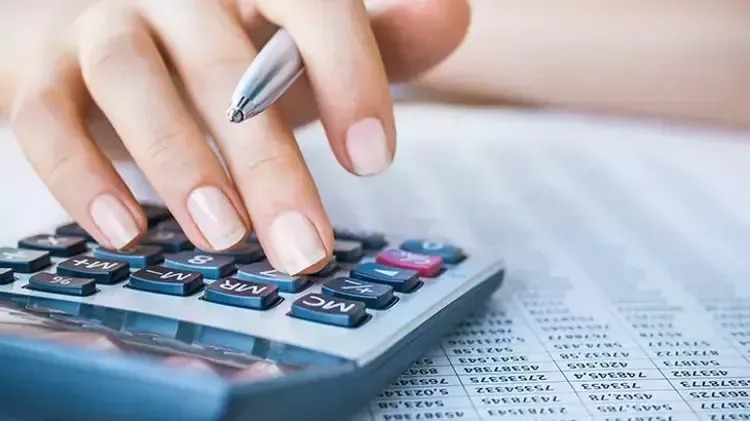 ELEKTRONİK BELGE KULLANIMINDA YENİ DÖNEM
Yapılan bu düzenlemelerle birlikte, dijital belge kullanımı hızla yaygınlaşacak. Özellikle e-fatura, e-arşiv fatura, e-irsaliye ve e-dekont gibi belgelerin dijital ortamda hazırlanması, vergi süreçlerini şeffaf ve hızlı hale getirecek. GİB’in bu uygulamalarıyla, vergi kaybının azaltılması, belge doğrulama süreçlerinin hızlanması ve mükelleflerin iş süreçlerinde kolaylık sağlanması hedefleniyor. Bu dönüşümün, muhasebe ve vergi alanında dijitalleşme yolunda önemli bir adım olduğu ifade ediliyor.
