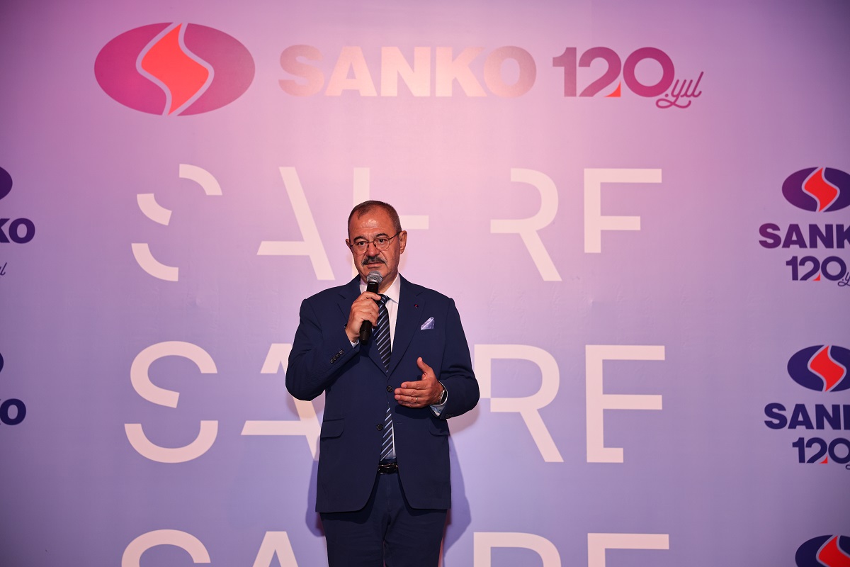 Hakan Yılmaz, ilmek ve düğüm metaforlarıyla SANKO'nun tarihini dijital bir deneyim alanında sunuyor. Bu eser, her ilmeğin bir dönemi, her düğümün ise kritik bir başarıyı simgelediği uzun yolculuğu temsil ediyor. Yılmaz’ın çalışması, holdingin istikrarlı büyümesini ve sürdürülebilirlik odağını dijital bir hikâye ile izleyiciye aktarıyor.
