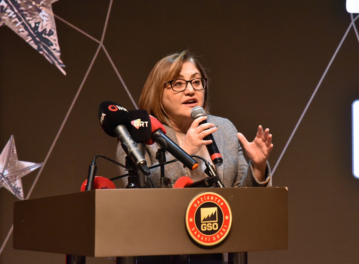 GAZİANTEP BÜYÜKŞEHİR BELEDİYE BAŞKANI FATMA ŞAHİN
Ödül törenindeki konuşmasına, yeşil dönüşüm ve dijital dönüşümün yanında özellikle sosyal dönüşümü de ön plana çıkaran Gaziantep Sanayi Odası’nı kutlayarak başlayan Gaziantep Büyükşehir Belediye Başkanı Fatma Şahin, “Kalkınma da, demokrasi de artık yerelde başlıyor. Önemli olan insanın ülkesine ve vatanına faydalı olması ve değer katmasıdır. Gaziantep Sanayi Odası’nın bu konuyu tema olarak belirlemesi çok kıymetli bir çalışmadır. Gazi şehrimizin kurumları olarak, birlik ve beraberlik içerisinde yenilikçi anlayışla çalışmalarımızı sürdürerek kentimiz ve ülkemizi daha ileri noktalara taşıyacağız. Gaziantep Sanayi Odası’nın geleceğe yönelik yaşanabilir bir dünya için yeşil dönüşüm, dijital dönüşüm ve sosyal dönüşümü kapsayan ‘Üçüz Dönüşüm’ anlayışını destekliyor, daha fazla üretim ve ihracat için değişim ve dönüşüm elzem diyoruz. Ödül alan tüm firmalarımızı kutluyor, başarılarının devamını diliyorum. Ayrıca bu güzel organizasyon için Gaziantep Sanayi Odası Meclis Başkanımız Sayın Adil Sani Konukoğlu ve Yönetim Kurulu Başkanımız Sayın Adnan Ünverdi’nin nezdinde tüm GSO ailesine teşekkür ediyorum” ifadelerini kullandı.
