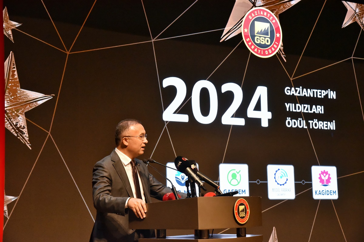 GAZİANTEP VALİSİ KEMAL ÇEBER
Gaziantep Valisi Kemal Çeber, ödül törenindeki açılış konuşmasına, özverili çalışmalarından dolayı Gaziantepli sanayicileri tebrik ederek başladı. Gaziantep’in sanayisi, üretimi, ihracatı ve istihdamı ile fark oluşturmaya devam ettiğini ifade eden Çeber, “Gaziantep, ülke ekonomisinde ve ihracatta 6. sırada yer almaktadır. Fakat Gaziantep’in bulunduğu coğrafi konum, şehrimizin ilk 6’da olmasını çok daha anlamlı bir hale getiriyor. Sırf bu açıdan bile bakıldığında Gaziantepli sanayicilerin ülkemize kattığı değer bir kez daha anlaşılıyor. Önümüzdeki 20 yıl zarfında bu bölge Gaziantep merkezli olarak Türkiye’nin yeni Marmara Bölgesi olacak ve buna yürekten inanıyorum. Gaziantep kazanan, kazandıran ve kazandığını da hayır yoluyla harcayan bir kent. Bugün burada ödüle layık görülen tüm firmalarımızı yürekten kutluyor, Gaziantep Sanayi Odası Meclis Başkanımız Sayın Adil Sani Konukoğlu ve Yönetim Kurulu Başkanımız Sayın Adnan Ünverdi’yi bu güzel organizasyon için tebrik ediyorum” dedi.

