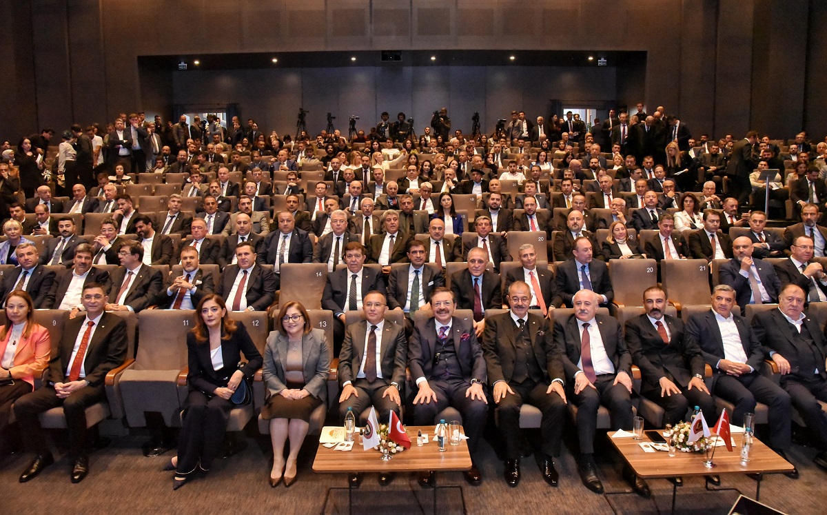 Ödül törenine, Gaziantep Valisi Kemal Çeber, Türkiye Odalar ve Borsalar Birliği (TOBB) ve Dünya Odalar Federasyonu Başkanı M. Rifat Hisarcıklıoğlu, AK Parti Gaziantep milletvekilleri Derya Bakbak, Bünyamin Bozgeyik, CHP Gaziantep Milletvekili Melih Meriç, MHP Gaziantep Milletvekili Sermet Atay, İYİ Parti Gaziantep Milletvekili Mehmet Mustafa Gürban, DEVA Partisi Gaziantep Milletvekili Ertuğrul Kaya, Gaziantep Büyükşehir Belediye Başkanı Fatma Şahin, Gaziantep Vali Yardımcısı Mehmet Bek, Oğuzeli Belediye Başkanı Bekir Öztekin, Bölge Adliye Mahkemesi Başkanı Yusuf Kaya, Hasan Kalyoncu Üniversitesi Rektörü Prof. Dr. Türkay Dereli, SANKO Üniversitesi Rektörü Prof. Dr. Güner Dağlı, Gaziantep İslam Bilim ve Teknoloji Üniversitesi Rektörü Prof. Dr. Şehmus Demir, Dışişleri Bakanlığı Gaziantep Temsilcisi Hakkı Emre Yunt, İl Jandarma Komutanı Tümgeneral Halil Şen, İl Emniyet Müdürü Celal Özcan, Oğuzeli Belediye Başkanı Bekir Öztekin, Önceki Dönem Gaziantep Milletvekili Nejat Koçer, GSO Onursal Başkanı Abdulkadir Konukoğlu, Meclis Başkanı Adil Sani Konukoğlu, Yönetim Kurulu Başkanı Adnan Ünverdi ile Yönetim Kurulu Üyeleri, Gaziantep Ticaret Odası (GTO) Meclis Başkanı Mehmet Hilmi Teymur, Yönetim Kurulu Başkanı Mehmet Tuncay Yıldırım, Gaziantep Ticaret Borsası (GTB) Meclis Başkanı Ahmet Tiryakioğlu, Yönetim Kurulu Başkanı Mehmet Akıncı, Güneydoğu Anadolu İhracatçı Birlikleri (GAİB) Başkanı Fikret Kileci, Gaziantep Organize Sanayi Bölgesi Başkanı Cengiz Şimşek, TOBB Gaziantep Kadın Girişimciler Kurulu Başkanı Ayşen Ahi, siyasi partilerin il başkanları, kurum temsilcileri, sanayiciler ve çok sayıda davetli katıldı.