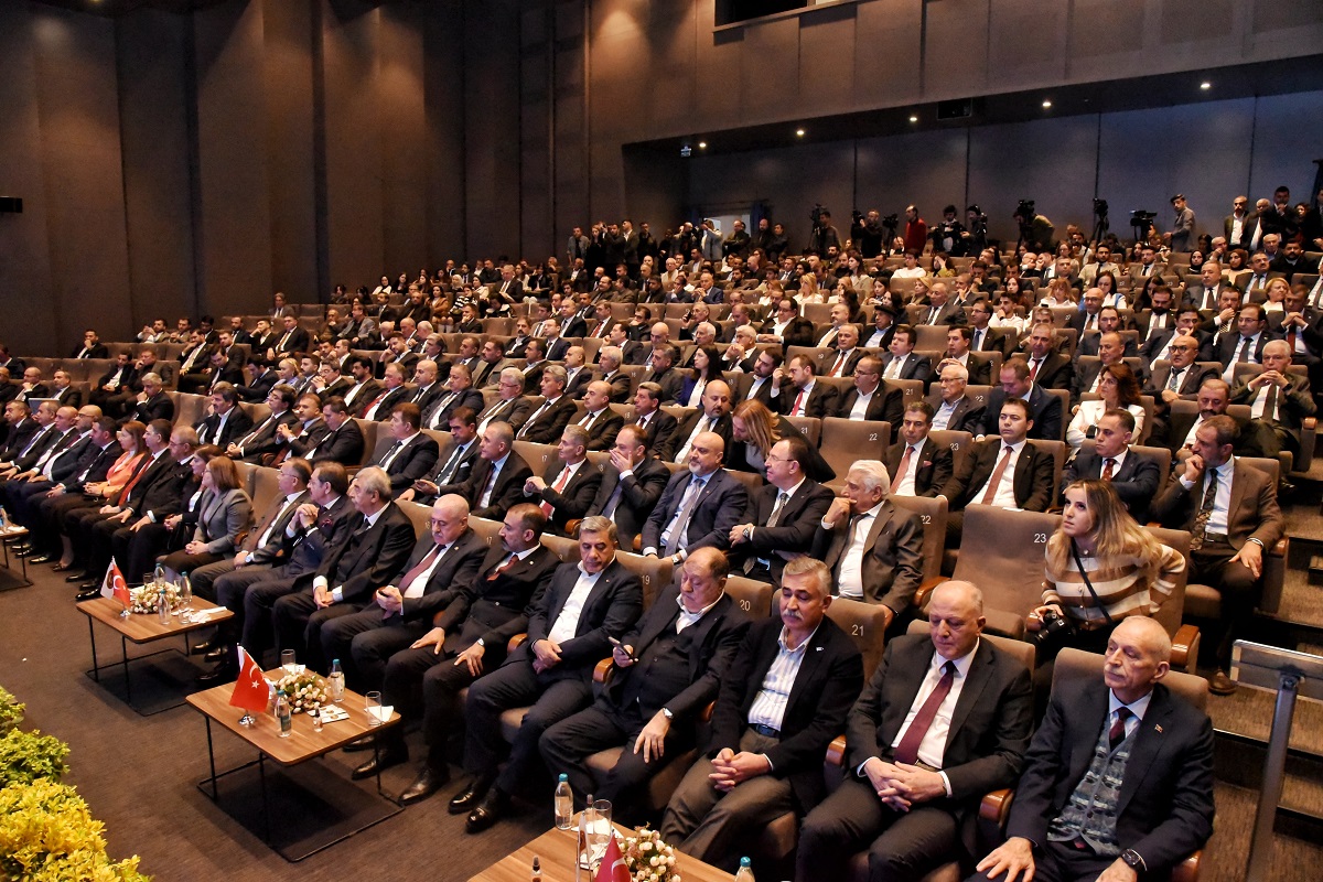 “Gaziantep Sanayi Odamız, sanayimizi bu değişme hazırlayan programlar ve projeler üretiyor. Gaziantep’e değer katan hizmetlerde bulunuyor, hayata geçirdiği projeleriyle, Gaziantep’i adeta geleceğe taşıyor. Bu vizyon sadece Gaziantep'i değil, tüm Türkiye'yi dönüştüren bir ilham kaynağı oluyor. Onların çalışmalarıyla Gaziantep, dünyada da söz sahibi bir şehir olma yolunda hızla ilerliyor. Sanayide dönüşüm hamlesiyle, Model Fabrikasıyla, teknoloji geliştirme merkeziyle ve Mesleki Eğitim tesisiyle, şehrimize hem nitelikli insan, hem de yüksek teknoloji ve yüksek katma değer kazandırıyor. Kurduğu İhracat Akademisiyle Gaziantep’ten yeni ihracatçılar çıkmasını sağlıyor. Gaziantep’i takip eden değil, takip edilen, örnek alınan bir şehir haline getiriyor. Öte yandan Odamız aynı zamanda akredite Odadır. Yani sizlere, Avrupa standartlarında, 5 yıldızlı hizmet sunduğunu belgelemiştir. Ortaya koydukları bu doğru ve değerli vizyon için Meclis Başkanım Sayın Adil Sani Konukoğlu, Yönetim Kurulu Başkanım Sayın Adnan Ünverdi, Değerli Meclisi ve Yönetim Kurulu’nu tebrik ederek canlı gönülden kutluyorum. Karşılaştıkları türlü sıkıntılara rağmen, özveriyle çalışmayı sürdüren, üreten, yatırım ve ihracat yapan Gaziantep’in tüm müteşebbisleri en büyük övgüyü hak ediyor. Zorluklara rağmen yılmadan çalışan siz değerli sanayicilerimiz, ülkemizin yarınlarına umutla bakmamızı sağlıyor. Bugün burada ödüllerini alan sanayicilerimizin başarıları, ülkemizin ekonomik gücünün teminatıdır.”