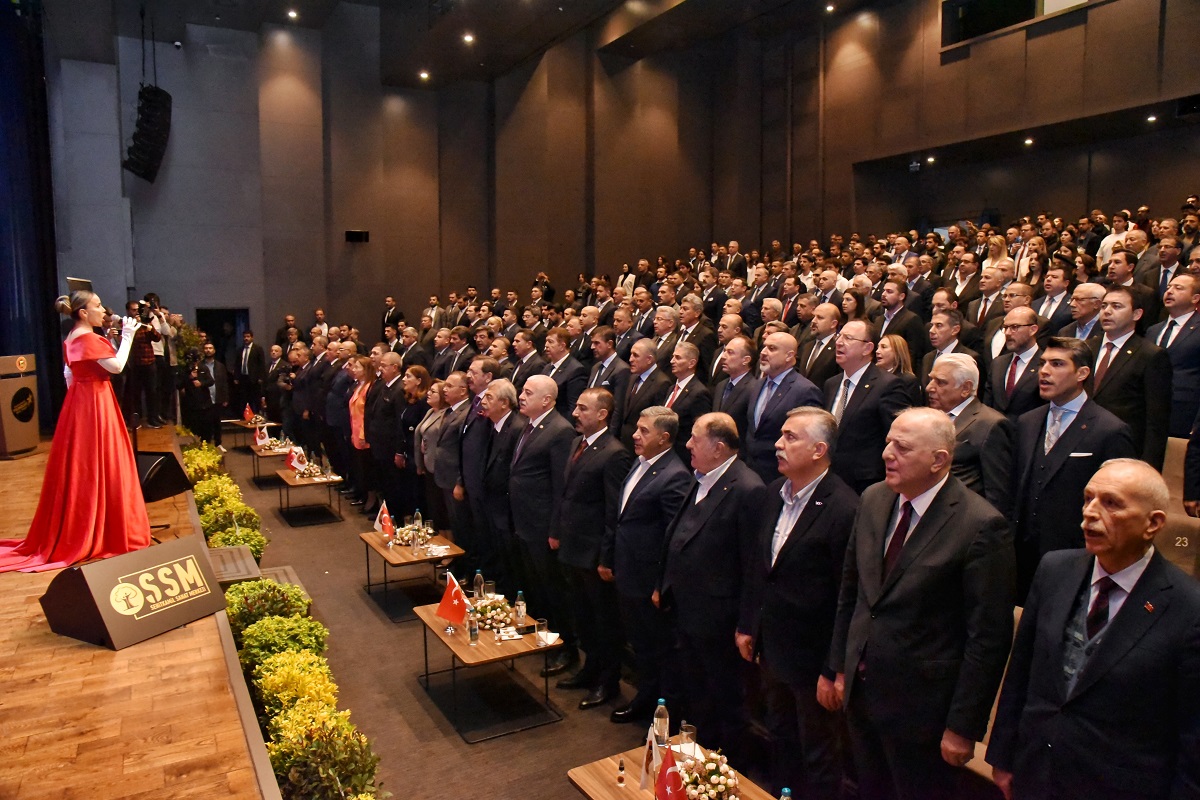 Gaziantep Sanayi Odası’nın dijital ve yeşil dönüşüme uyum sağlamak yönünde başlattığı çalışmaları da takdirle takip ettiklerini söyleyen Hisarcıklıoğlu, şunları kaydetti: