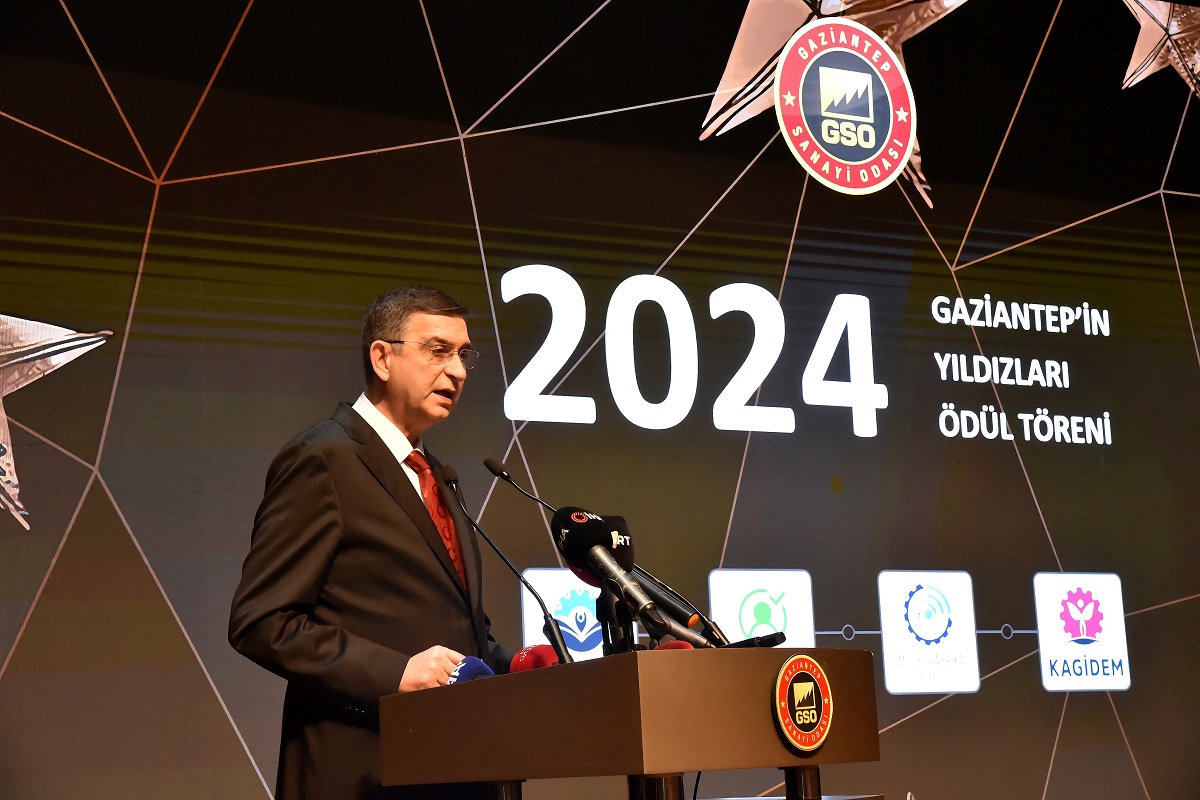GSO YÖNETİM KURULU BAŞKANI ADNAN ÜNVERDİ
GSO Yönetim Kurulu Başkanı Adnan Ünverdi ise, “Asla pes etmeyen, üretmekten vazgeçmeyen, Antep savunmasında olduğu gibi destek gelemiyorsa kendi imkanlarıyla seferber olmasını bilen bu kadim şehir olarak ülkemize en büyük katkıyı sağlamaktan, ülkemize güç katmaktan gurur duyuyoruz” dedi.
