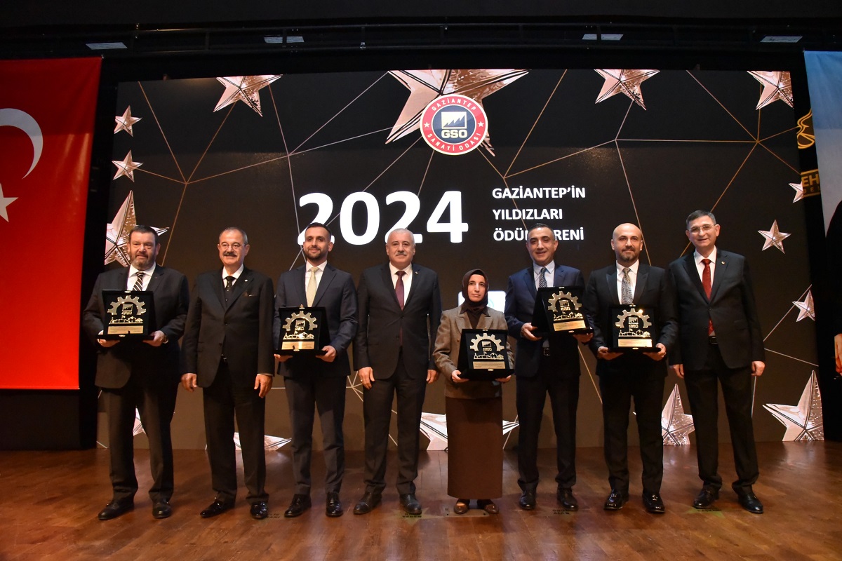 Sanayi 4.0, yeşil üretim, dijitalleşme, yapay zeka, insan verimliliği, üretimde verimlilik, yüksek teknolojiye geçiş, katma değerli üretim, e-ticaret ve e-ihracat odaklı çalışmalar yürüttüklerini kaydeden Ünverdi, “Bundan sonraki çalışmalarımızda; yeşil dönüşüm, dijital dönüşüm ile birlikte “insan ve toplumsal dönüşümü” içine alan “üçüz dönüşüm” temasıyla daha geniş kapsamda çalışmalarımızı güçlendirecek ve yön vereceğiz. Birleşmiş Milletler’in 17 sürdürülebilir kalkınma hedefi çerçevesinde en önemli başlıklardan olan insanı ve doğayı merkeze alarak topyekün kalkınma bizim çalışmalarımızda öncelik olmaya devam edecek. Üretim ve faaliyetlerimizde toplumsal faydayı gözeterek rekabette çok daha güçlü hale geleceğiz. Sosyal dönüşümü yakaladığımızda, nitelikli insanla gelişim, değişim ve dönüşümde sürdürülebilirliği de sağlamış olacağız” ifadelerini kullandı.