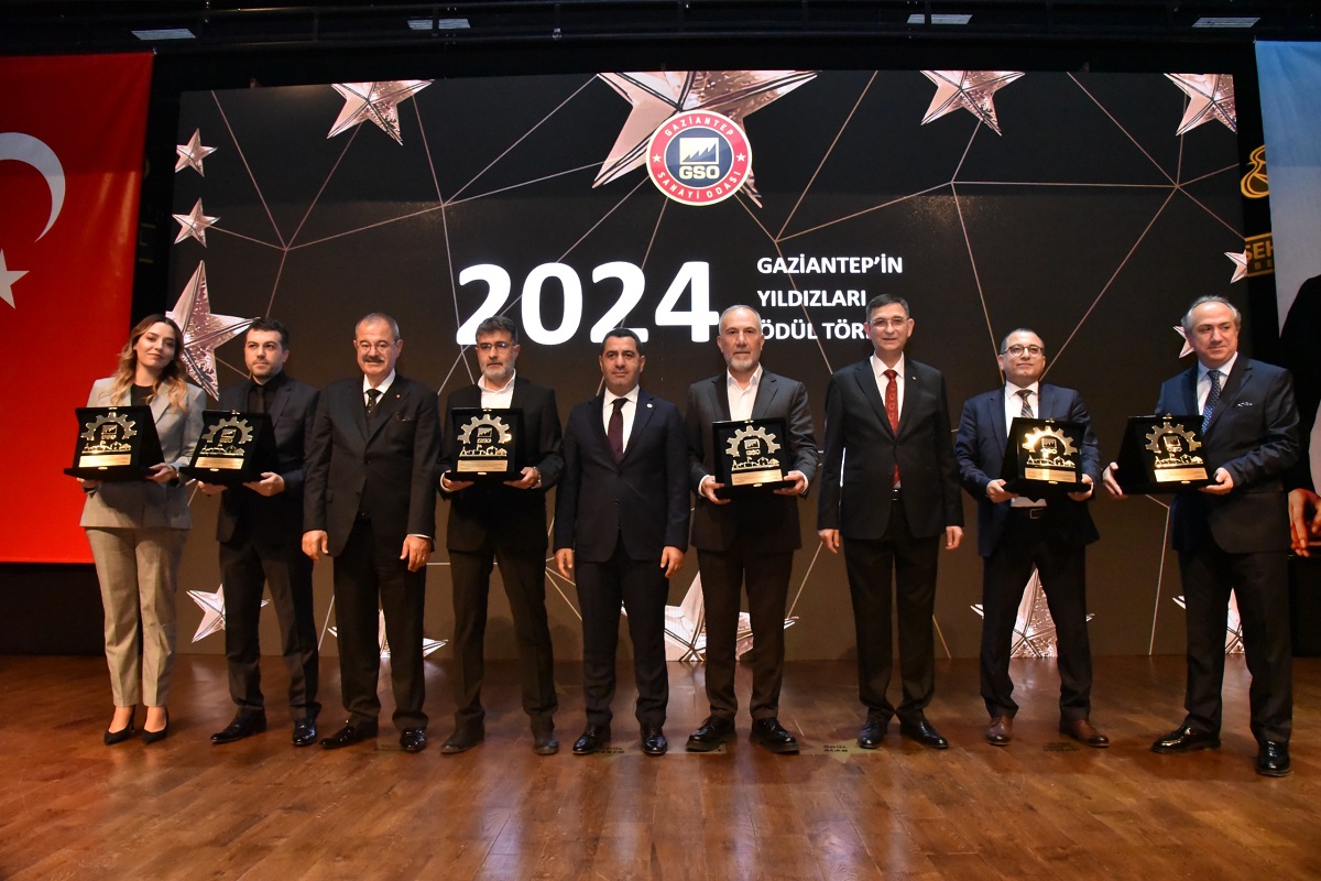 2020 yılında başlayan pandemi, ardından Rusya-Ukrayna savaşı, Ortadoğu’daki savaş hali, Avrupa ekonomisindeki durgunluk ve ülkemiz ekonomik koşullarından tüm iş dünyası olarak etkilendiklerini ifade eden Ünverdi, “Kent genelinde 5200’ün üzerinde imalatçı firma faaliyet gösteriyor ve toplamda 432 bin kişi istihdam ediliyor. 160 alanda binlerce çeşit üretim yapıyoruz. Marmara Havzası nasıl ki bir üretim havzası ise; bölgemiz de Gaziantep’in liderliğinde bir üretim havzası haline gelmiştir. Bölgemizin tek sanayi odası olan Gaziantep Sanayi Odası da bu süreçte etkin bir rol üstlenmiştir. Yenilikçi bir bakış açısıyla şehrimiz sanayisini geleceğe taşımak için çalışmalarımızı sürdürüyoruz” şeklinde konuştu.