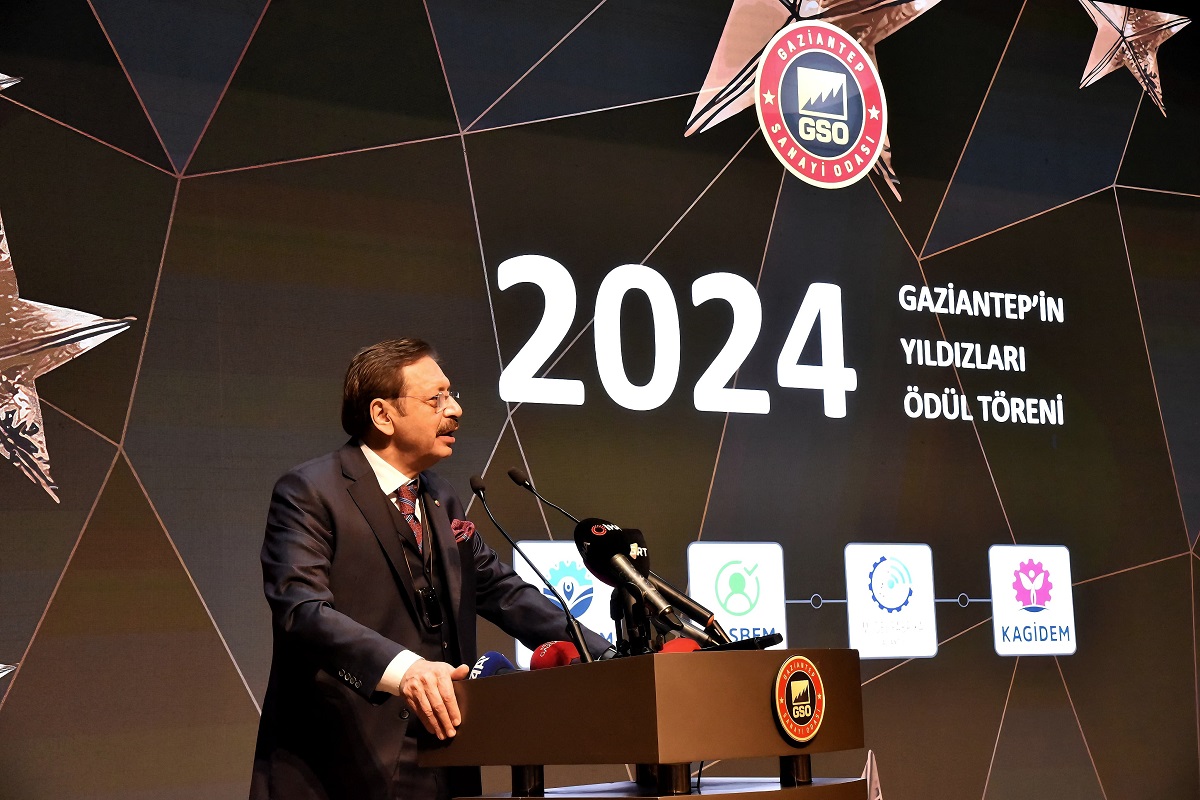 TOBB BAŞKANI RİFAT HİSARCIKLIOĞLU
Ödül törenindeki konuşmasında, bir asır önce milli mücadelenin sancaktarı olan Gaziantep’in bugün, girişimcileriyle, sanayicileriyle, sadece Türkiye’nin değil, bölgenin yıldızı haline geldiğini ifade eden TOBB Başkanı Rifat Hisarcıklıoğlu, “Gaziantep, başarılarıyla tüm bu coğrafyanın rol modeli ve ilham kaynağı oldu. Küresel pazarlardaki sıkıntılara rağmen ihracat hacmini her sene 10 milyar doların üzerinde tutmayı başardı. Gaziantep yılmadan çalışıyor, üretiyor ve ürettiklerini 180’den fazla ülkeye ihraç ediyor” diye konuştu.
