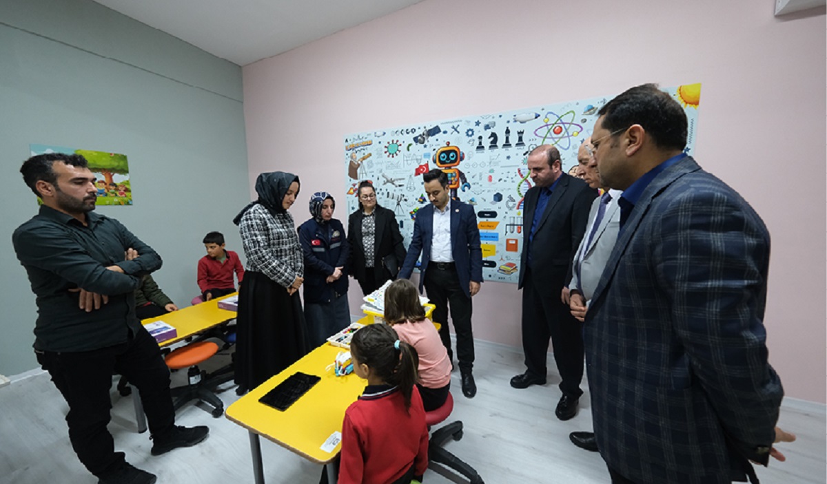 Açılışta ayrıca, 24 Kasım Öğretmenler Günü vesilesiyle öğretmenlere teşekkür etmek amacıyla çiçek takdim ettik. Çiçekler, Kaymakam Nurullah Cemil ERCİYAS, İlçe Milli Eğitim Müdürü Musa Yılmaz, İlçe Sosyal Yardımlaşma ve Dayanışma Vakfı Müdürü Hakkı Güler ve Beşler Vakfı Başkanı Yusuf Çakmak tarafından öğretmenlere verildi.