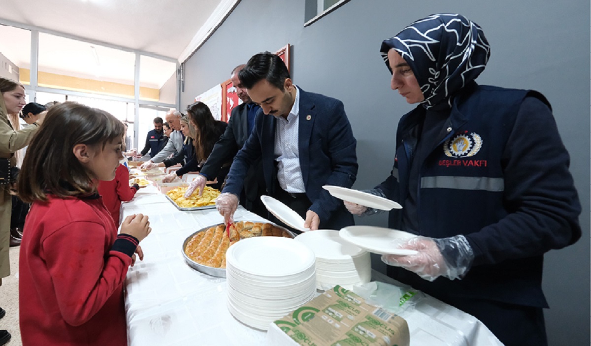 Törenin ardından, Kaymakam Nurullah Cemil ERCİYAS ve protokol üyeleri Çok Amaçlı Teknoloji Sınıfı’mızın kurdelesini kestiler. Eğitim danışmanımız Doç. Dr. Özlem Üzümcü, Teknoloji sınıfımızın içeriğini misafilerimize, okul yönetimine ve öğrencilerimize tanıttı. Bu sınıfta öğrencilerimizin, robotik kodlama, zeka oyunları gibi etkinliklerle teknolojiyi kullanarak yeni beceriler kazanmalarını amaçlıyoruz.