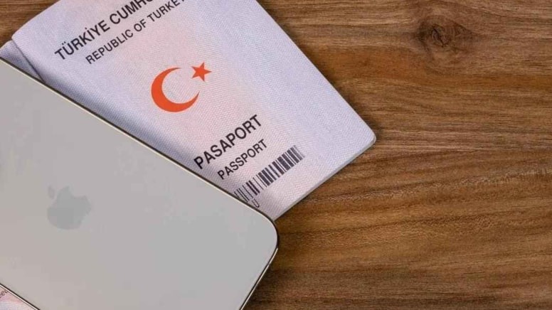 IMEI KAYIT ÜCRETİNDE SON 10 YILDAKİ YÜKSELİŞ DİKKAT ÇEKİYOR
IMEI kayıt ücretlerindeki artış son 10 yılda büyük bir ivme kazandı. 2015 yılında yalnızca 131 TL olan kayıt ücreti, 2025’te 45.614 TL’ye ulaşarak rekor seviyeye çıktı. Artış oranı yüzde 59.754 gibi çarpıcı bir seviyeye ulaşırken, bu zamlar telefon ithalatını düşürmeyi ve yerel pazara yönelmeyi teşvik ediyor. Ancak yüksek maliyet, yurt dışından telefon getirmek isteyen vatandaşlar için oldukça caydırıcı bir etken haline geldi.
