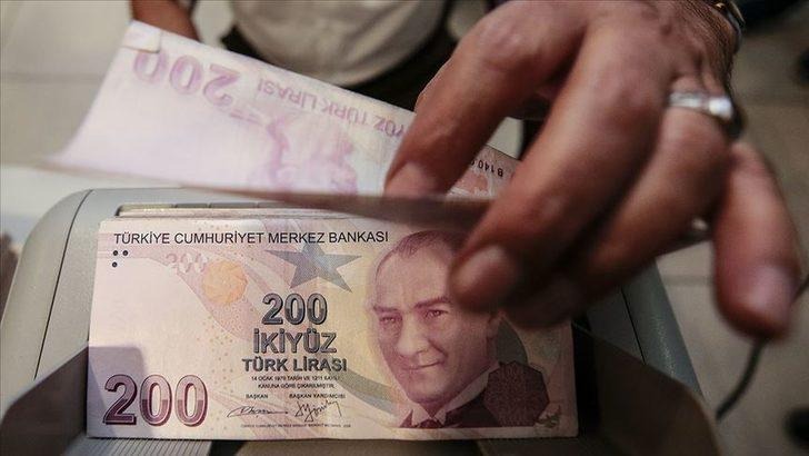 MEMUR VE EMEKLİLER YENİ MAAŞLARINI MERAKLA BEKLİYOR
Türkiye’de milyonlarca memur ve emekli, yeni yıl itibarıyla maaşlarının ne kadar olacağını merakla takip ediyor. Özellikle en düşük maaşların ne kadar olacağı konusunda yoğun bir ilgi bulunurken, öğretmen, polis, hemşire, doktor gibi farklı meslek gruplarındaki çalışanlar da maaş artış oranlarını bekliyor. Takvim Gazetesi Ekonomi Müdürü Faruk Erdem, ATV Haber’e yaptığı açıklamada, dört aylık enflasyon verileri ile memur maaşlarının ilk kez bu kadar net olarak ortaya çıktığını vurguladı ve artış oranının kesinleştiğine dikkat çekti.
