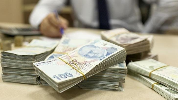 2025 YILI POLİS, DOKTOR, HEMŞİRE VE ÖĞRETMEN MAAŞLARI
2025 yılı itibarıyla farklı meslek gruplarına uygulanacak maaş artışları da netleşmeye başladı. Güncel verilere göre 58 bin 16 TL olan polis maaşı, dört aylık enflasyon farkı ve zammın yansıtılmasıyla yaklaşık %8 artarak 57 bin TL seviyelerine ulaşacak. Bunun yanı sıra uzman doktor maaşları da 97 bin 836 TL’den 105 bin TL seviyesine çıkmış durumda. Hemşire maaşlarında da belirgin bir artış öngörülüyor; 47 bin 909 TL olan hemşire maaşı 51 bin 736 TL’ye yükselecek. Öğretmen maaşları ise dört aylık veriler doğrultusunda 47 bin 433 TL’den 51 bin 222 TL’ye çıkmış durumda.
