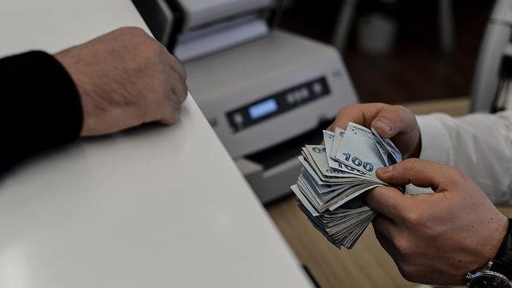 EN DÜŞÜK EMEKLİ MEMUR MAAŞI 19 BİN TL’YE YAKLAŞIYOR
Dört aylık verilere göre hesaplanan en düşük emekli memur maaşı ise 17 bin 588 TL’den 18 bin 993 TL’ye yükselmiş durumda. Uzmanlar, özellikle emekli maaşlarındaki artışın refah seviyesini artıracağını ve enflasyon farkının yansıtılmasının emeklilerin alım gücünü olumlu yönde etkileyeceğini belirtiyor. Yıl sonuna doğru açıklanacak olan enflasyon verileri, emekli maaşlarının daha da yükselmesi ihtimalini ortaya koyuyor.
