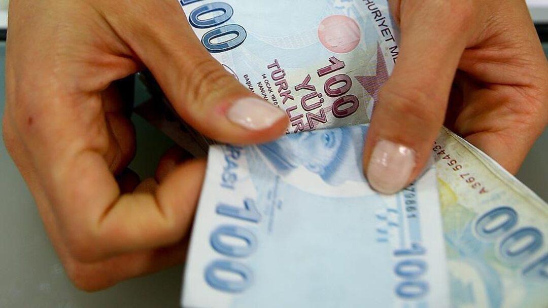 YÜKSEK ENFLASYON ORANI İLE MAAŞ ARTIŞLARI BEKLENTİSİ
Ekonomistler, yüksek enflasyon rakamlarının maaş zamları üzerinde olumlu bir etki yaratacağını ve Ocak 2025 itibarıyla kamu çalışanlarının alacakları maaş zamlarının genel ekonomik tabloya göre daha fazla olabileceğini öngörüyor. Özellikle Ekim ayı itibarıyla yıllık bazda enflasyonun %10’u geçtiği göz önünde bulundurulduğunda, bu artışların memurların ve emeklilerin gelirlerinde iyileştirme sağlayacağı düşünülüyor. Faruk Erdem’in de belirttiği gibi, yıl sonunda açıklanacak verilerle maaş artış oranlarının %20'lere ulaşabileceği tahmin ediliyor.
