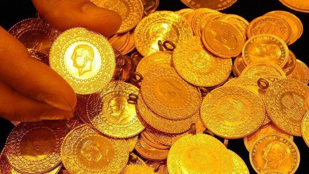 AMERİKA SEÇİMLERİ VE FED KARARI ALTINI NASIL ETKİLEYECEK?
Altın fiyatlarının yönünde iki kritik olayın etkili olacağına dikkat çeken Memiş, Amerikan seçimleri ve FED’in faiz kararının altın üzerinde büyük rol oynayacağını belirtti. Şu an uluslararası piyasalarda ons altın 2743 dolar seviyelerinde seyrederken, gram altın Türkiye piyasasında 3118 lira civarında işlem görüyor. Memiş, bu haftanın altın için oldukça kritik bir dönem olduğunu, seçim sonrası belirsizliğin sona ermesi ve FED’in faiz indirimi beklentilerinin piyasalarda dalgalanmalara yol açabileceğini ifade ediyor. Özellikle, ABD’deki iki başkan adayının farklı politikalarının altın ve dolar üzerinde zıt etkilere yol açabileceğine dikkat çeken Memiş, kısa vadede dolar endeksinin yükselebileceğini ve altının fiyatında gerileme yaşanabileceğini öngörüyor.
