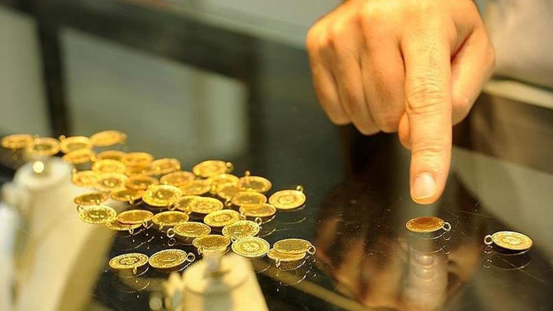 GRAM ALTINDA YATIRIMCILAR İÇİN ALIM FIRSATI NE ZAMAN?
Altın yatırımcıları, “Şu an altın almak mantıklı mı?” sorusunun cevabını araştırırken, Memiş'in açıklamaları dikkat çekici. Memiş, gram altının ons altınla birlikte hareket etmesini beklediğini ve ons altının bu hafta 2700 dolar seviyelerine kadar gerileyebileceğini belirtiyor. Bu düşüşün gram altında da 3100 lira seviyesinin altına sarkabileceği tahmin ediliyor. Altın almak için en uygun zaman dilimi konusunda Memiş, “Kısa vadede yaşanacak bu düşüşler yatırımcılar için bir fırsat olabilir,” diyor ve bu dönemden faydalanmak isteyen yatırımcıları ons fiyatlarını yakından takip etmeleri konusunda uyarıyor.
