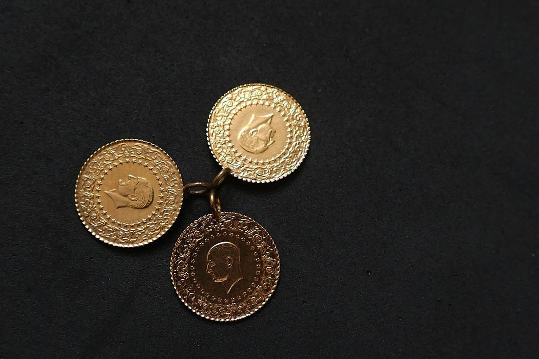 AMERİKAN SEÇİMLERİ VE FED ETKİSİ: KÜRESEL BELİRSİZLİK ALTINI DESTEKLEYEBİLİR
Küresel piyasalarda artan belirsizlikler, Amerikan seçimleri ve FED’in faiz kararı gibi unsurlar altın piyasasına etki edecek başlıca faktörler olarak öne çıkıyor. FED’in faiz kararının, piyasalarda kısa vadede dalgalanmaya yol açabileceği ve altın fiyatlarında düşüşe neden olabileceği öngörülüyor. Ancak bu geçici düşüşlerin ardından, küresel enflasyon beklentileri, artan borç yükleri ve jeopolitik gerginliklerin etkisiyle uzun vadede altının pozitif bir ivme kazanması bekleniyor.
