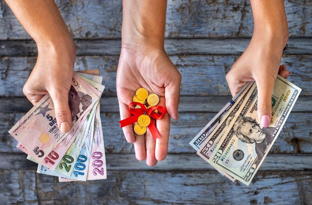 GRAM ALTIN VE ONS ALTIN ARASINDAKİ İLİŞKİYİ TAKİP EDİN
Yatırımcılara gram altının ons altınla paralel hareket ettiğini hatırlatan Memiş, ons altında yaşanacak düşüşlerin gram altın fiyatlarını da etkileyeceğini belirtiyor. Özellikle altına yatırım yapmayı düşünenlere ons altın fiyatlarını izlemelerini öneriyor. Bu hafta yaşanacak olası bir düşüş durumunda yatırımcıların alım yaparak uzun vadede kazanç elde edebileceğini ifade eden Memiş, altının uzun vadede güvenli bir yatırım aracı olmaya devam edeceğini belirtiyor.
