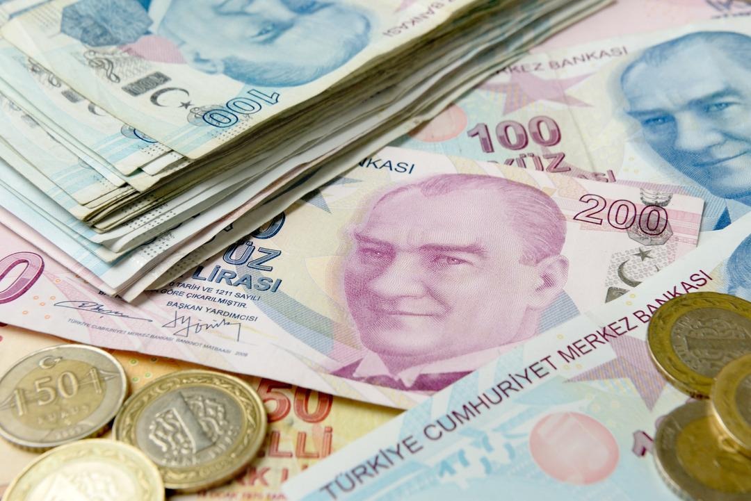 2025 YILI VERGİ DİLİMLERİ NASIL OLACAK?
Yeni düzenlemelere göre, 2025 yılı için gelir vergisi dilimleri şu şekilde uygulanacak:
158 bin TL’ye kadar olan gelirlerde yüzde 15,
158 bin TL – 330 bin TL arası gelirlerde yüzde 20,
330 bin TL – 1,25 milyon TL arası gelirlerde yüzde 27,
1,25 milyon TL – 4,3 milyon TL arası gelirlerde yüzde 35,
4,3 milyon TL üzerindeki gelirlerde yüzde 40.
