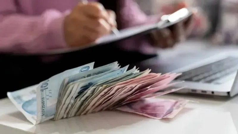 Bu düzenleme ile çalışanlar, kazançlarına göre daha yüksek bir vergi dilimine geçmedikleri sürece net maaşlarından daha az kesinti yaşayacak. Cumhurbaşkanının yetkisini kullanarak bu oranları daha da yükseltmesi halinde, vergi dilimlerinin kapsamı genişleyebilecek ve vergi yükü hafifletilebilecek.