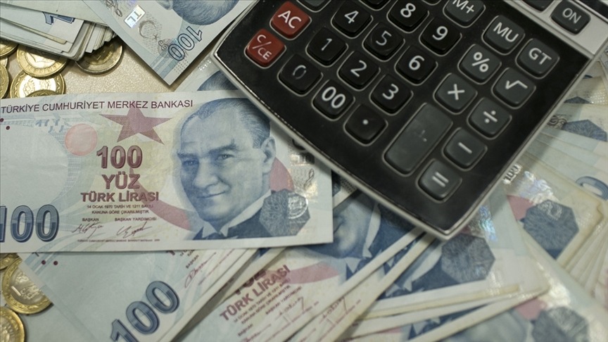 MTV ORANLARINDA CUMHURBAŞKANININ YETKİSİ DEVREYE GİREBİLİR
Cumhurbaşkanının motorlu taşıtlar vergisi oranlarında değişiklik yapma yetkisi bulunuyor. Cumhurbaşkanı, MTV oranlarında yüzde 80’e kadar indirim yapabilme yetkisine sahip olduğu için 2025 yılı MTV artış oranı, en düşük yüzde 8,78, en yüksek yüzde 65,89 olacak şekilde düzenlenebilir. Bu yetki çerçevesinde yapılacak bir indirim, araç sahiplerine ödenecek vergi yükünün hafifletilmesini sağlayabilir.
