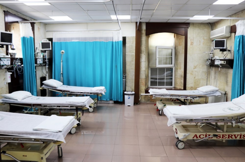 TAKİP VE KONTROL BİLİŞİM SİSTEMİYLE GERÇEKLEŞTİRİLECEK
Çalışma kapsamında, "Hastane Koordinasyon Kurulu Yönetim Sistemi" adı verilen bir bilişim sistemi devreye girecek. Bu sistem üzerinden yapılan tüm işlemler takip edilip raporlanacak. Denetimlerin ve kontrol mekanizmalarının bu sistemle daha hızlı ve şeffaf bir şekilde yürütülmesi bekleniyor.
