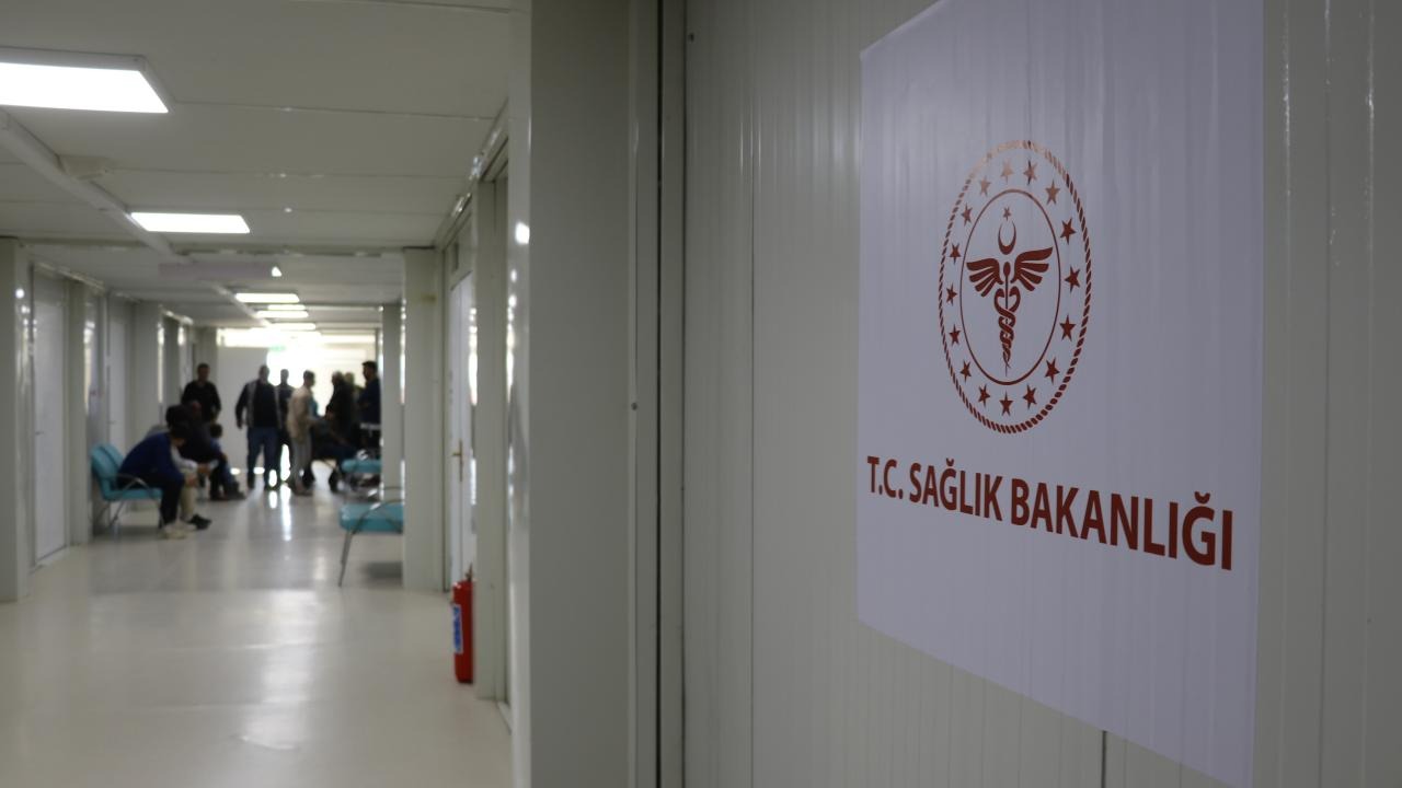 YENİ DÜZENLEMELERLE HİZMETTE KALİTE ARTIŞI HEDEFLENİYOR
Sağlık Bakanlığı’nın Resmi Gazete’de yayımlanan bu yönetmeliği, sağlık sisteminde kaliteyi artırmayı ve vatandaş memnuniyetini ön planda tutmayı hedefliyor. Yeni düzenlemelerle birlikte hastanelerde hem çalışanların hem de hastaların hakları daha iyi korunacak ve hizmetlerde daha etkin bir düzen sağlanacak.
