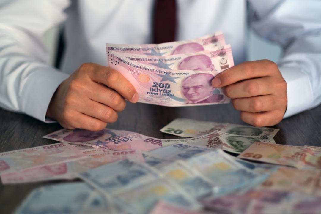 YÜKSEK ENFLASYON VE ZAM BEKLENTİLERİ
Uzmanlara göre, 2025 asgari ücreti için tahmin edilen artış oranları %25 ile %45 arasında değişiyor. Sosyal Güvenlik Uzmanı Özgür Erdursun, en olası rakamları ve Cumhurbaşkanı Recep Tayyip Erdoğan’ın devreye girmesi durumunda olabilecek senaryoları değerlendirdi.
