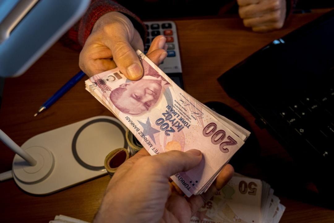 "CUMHURBAŞKANI DEVREYE GİRERSE 23.000 TL’Yİ GÖREBİLİRİZ"
Özgür Erdursun, Cumhurbaşkanı Erdoğan’ın asgari ücret görüşmelerine müdahil olması durumunda rakamın 23.000 TL seviyesine çıkabileceğini dile getirdi. Ancak bu miktarın üzerindeki bir ücretin "büyük bir sürpriz" olacağını söyledi. Erdursun, "Hükümet enflasyonla mücadele ederken yüksek bir artış yapılmasını beklememek gerekir," ifadelerini kullandı.
