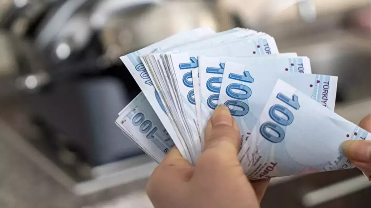 ASGARİ ÜCRETLİLERİN DURUMU VE GÜNDEMDEKİ SORUNLAR
Asgari ücretle çalışanların, toplam çalışan nüfusunun yaklaşık %50’sini oluşturması, bu rakamı daha da kritik hale getiriyor. Asgari ücretin sadece bir mesleğe giriş ücreti değil, aynı zamanda ortalama bir maaş haline gelmesi, ekonomik krizin etkilerini daha belirgin bir hale getiriyor.
