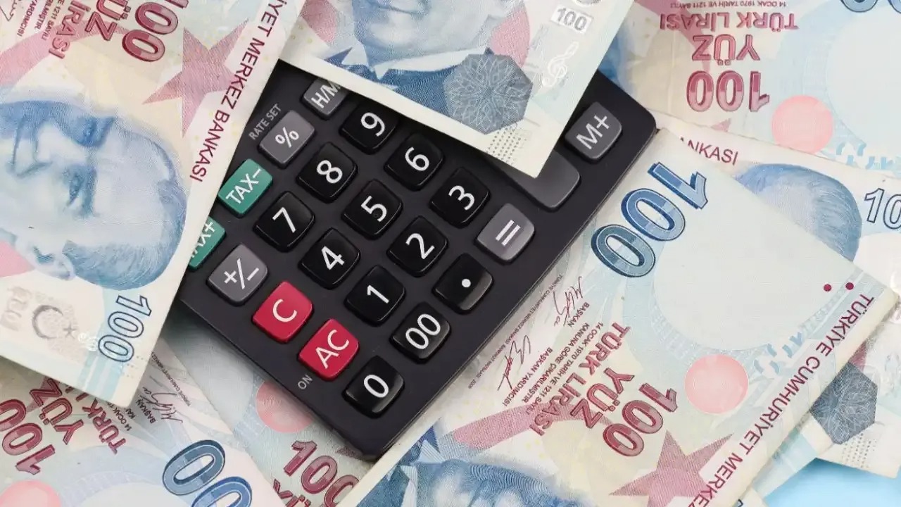 Eğer Aralık ayı enflasyonu yüzde 2’de kalırsa, altı aylık enflasyon yüzde 16,86 olacak ve memur maaşlarında 6,86 puanlık bir fark oluşacak. Buna 2025 yılı ilk yarısı için belirlenen yüzde 6’lık zam eklenerek toplamda yüzde 12,86 oranında bir artış hesaplanıyor. Enflasyonun yüzde 2,5 veya 3 olması halinde ise zam oranları yüzde 13,81 ile yüzde 14 arasında değişecek.