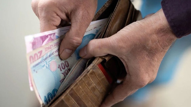 MEMURLAR VE MEMUR EMEKLİLERİ İÇİN ZAM ORANLARI
Memur ve memur emeklilerinin maaşları farklı bir hesaplama yöntemiyle belirleniyor. Bu gruptaki çalışanlar, 2024’ün ikinci yarısı için toplu sözleşme gereği yüzde 10 oranında zam almıştı. Aradaki enflasyon farkı ise memur maaşlarına ekleniyor.
