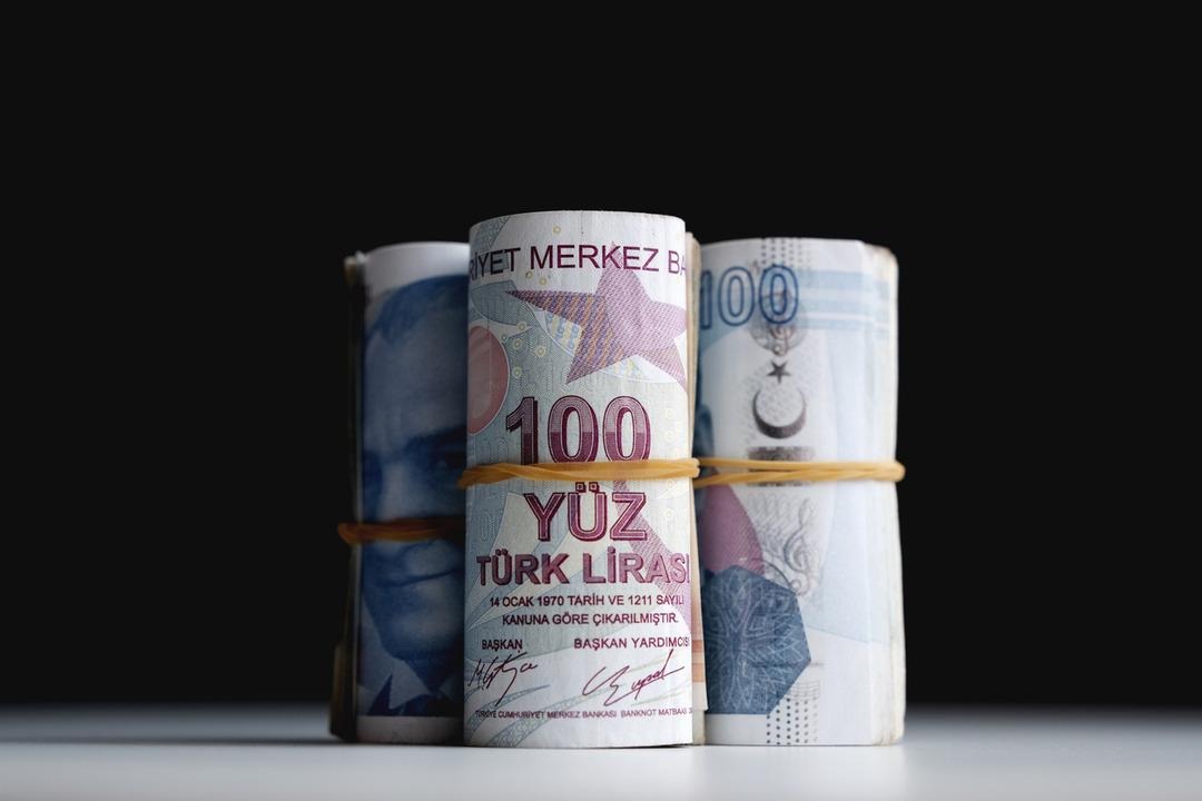 KASIM AYI VERİLERİ VE OCAK AYI BEKLENTİSİ
TÜİK’in Kasım ayında tespit ettiği Tüketici Fiyat Endeksi (TÜFE) artışı yüzde 2,24 olarak gerçekleşti. Bu veriyle birlikte SGK emeklileri için beş aylık enflasyon farkı yüzde 14,57 seviyesine ulaştı. Aralık ayı enflasyonunun 3 Ocak’ta duyurulmasıyla bu oran nihai hale gelecek. Gözler, 2024 Ocak ayında uygulanacak maaş artışları için son verilerin açıklanmasında.

