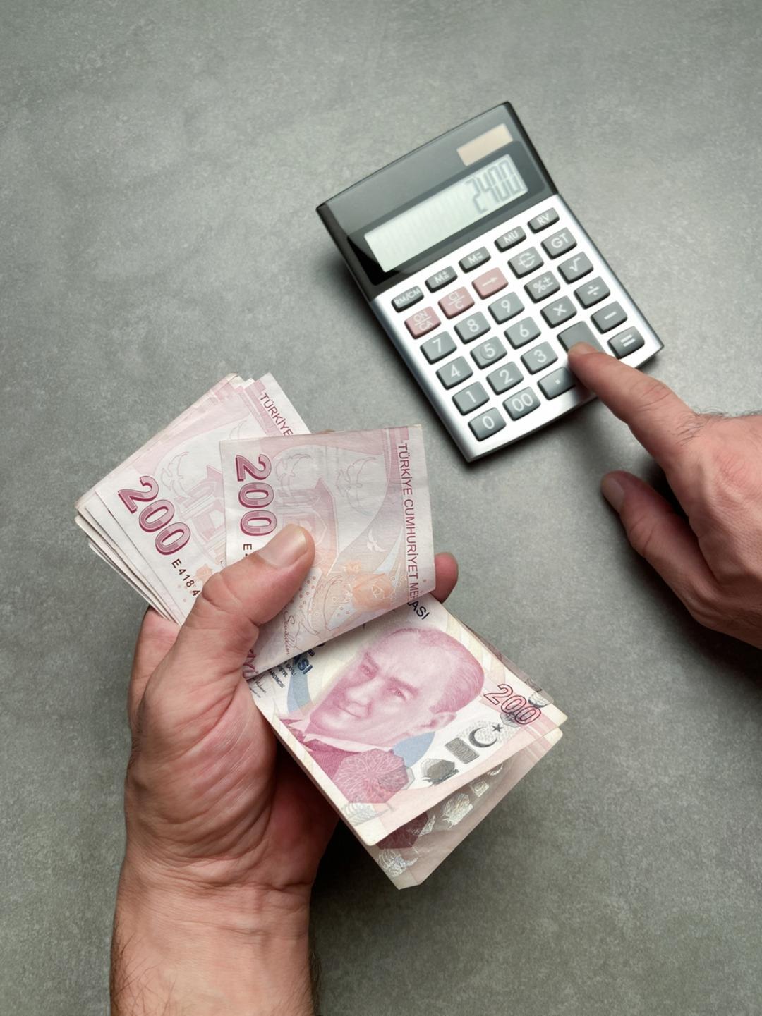 EMEKLİLERİN MAAŞLARINDAKİ MUHTEMEL ZAMLAR
Hüseyin Gökçe’nin senaryolarına göre, Aralık ayı enflasyonu yüzde 2 olarak gerçekleşir ise SGK emeklileri maaşlarında yüzde 16,85 oranında artış bekleniyor. Enflasyon oranı yüzde 2,5 seviyesine çıkar ise bu oran yüzde 17,81; yüzde 3 olması durumunda ise yüzde 18 olacak.
