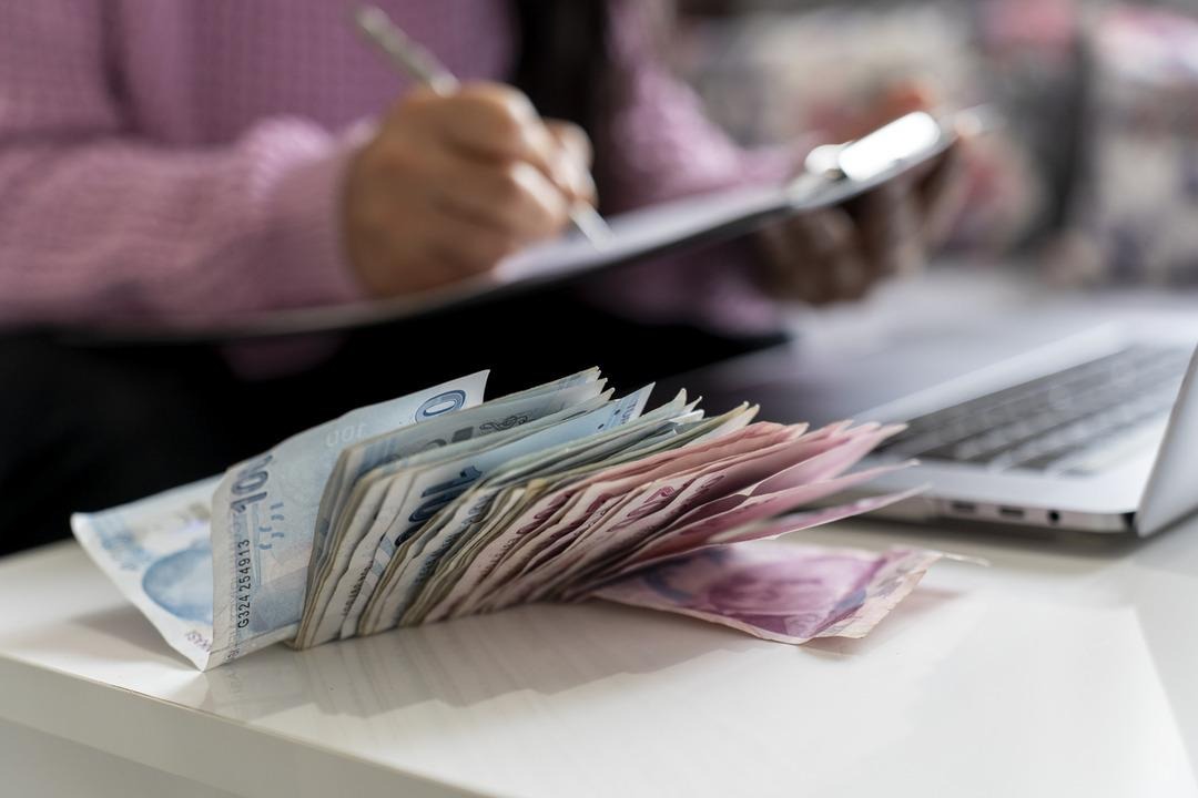 Ekonomistler, aylık bazda yüzde 2’nin altında bir enflasyon artışının piyasa gerçekleriyle uyuşmayacağını ifade ediyor. Ekonomi Gazetesi Ankara Haber Müdürü Hüseyin Gökçe ise farklı senaryolar üzerinden emekli maaşlarına gelecek olası zam oranlarının hesaplamasını yaptı.
