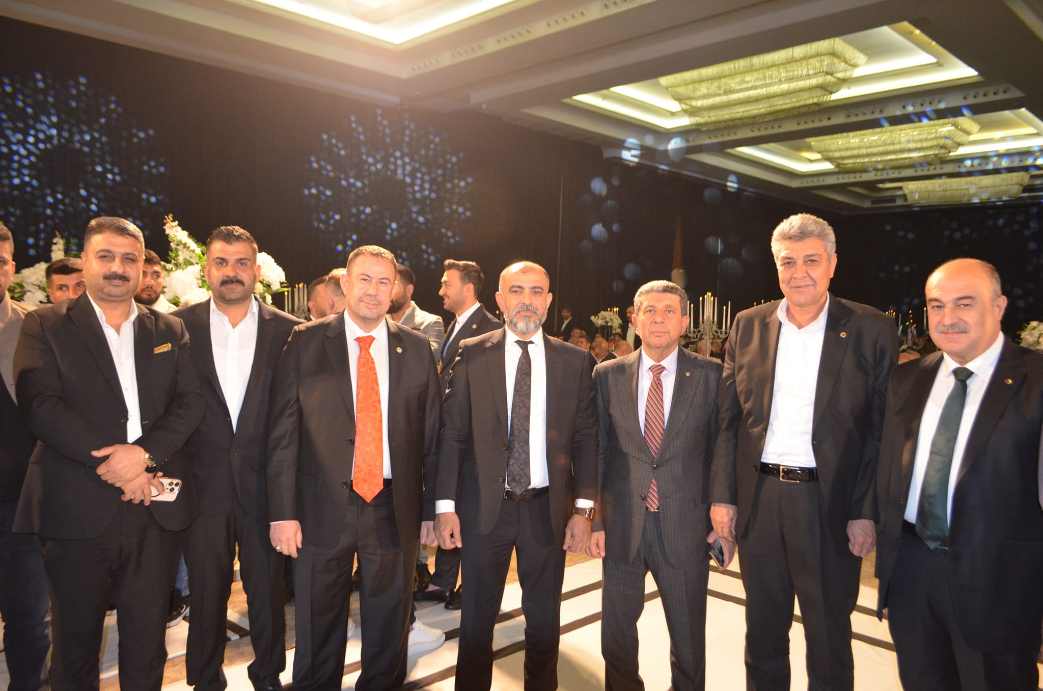 Genç çiftin nikah şahitliklerini ise Karkamış Belediye Başkanı Mustafa Güzel, Nizip Belediye eski Başkanı Mehmet Sarı, Nizip Ticaret Odası Meclis Başkanı Bekir Karabacak, Nizip Ticaret Borsası Başkanı İbrahim Sarı, Nizip Belediye Başkan eski Yardımcısı Mustafa Doktoroğlu, Volkan Group Yönetim Kurulu Başkanı Bilal Çeker, KADOSAN Group Yönetim Kurulu Başkan Vekili Veli Kadooğlu gibi iş ve siyaset dünyasından çok sayıda isim yaptı.
