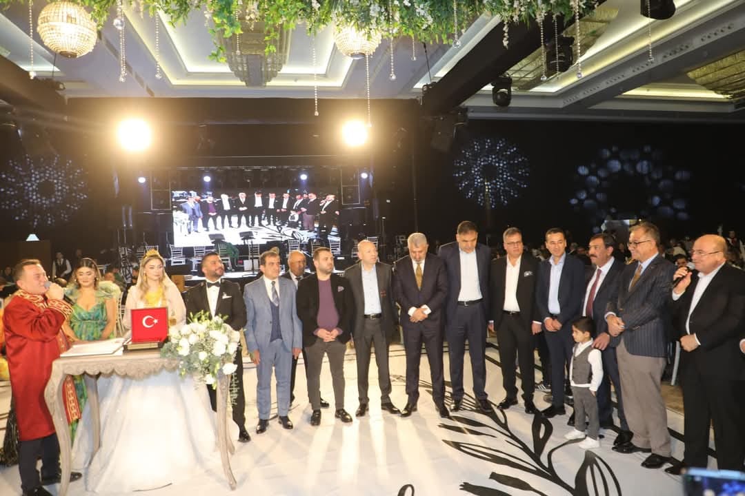 AİLELERDEN TEŞEKKÜR MESAJI

Fatma ve Mehmet Özateş ile Aynur ve Hacı Kemal Kılıç, bu mutlu günlerinde yanlarında olan tüm davetlilere ve aile fertlerine teşekkür etti. Düğün boyunca ailelerin misafirperverliği ve konuklarla yakından ilgilenmeleri takdir topladı.

