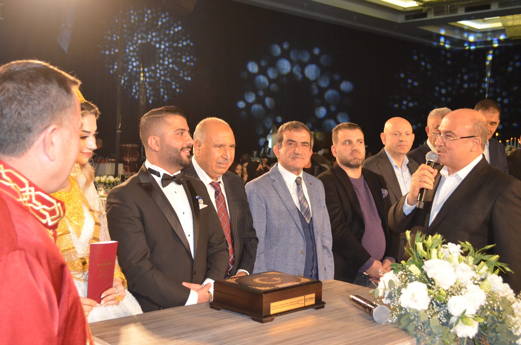 Genç çiftin nikahını Nizip Belediye Başkanı Ali Doğan kıyarken, Evlilik Cüzdanını ise Nizip Belediye eski Başkanı Mehmet Sarı takdim etti.