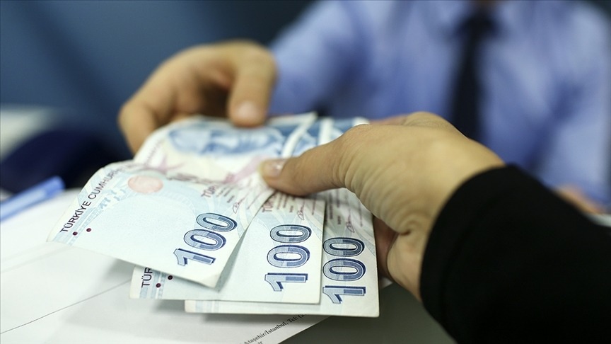Piyasalarda, asgari ücret artışının yüzde 30 ila 40 aralığında olacağına dair tahminler yoğunluk kazanıyor. İş dünyasından gelen talepler ise asgari ücretin 22 ila 23 bin TL seviyelerine çıkarılması yönünde. Yabancı analist raporlarında ise yüzde 25 ila 30 arası artış öngörülüyor.