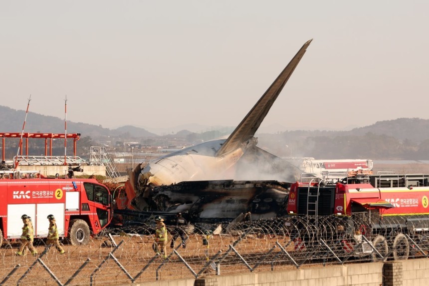 Güney Kore’de 2002 yılında meydana gelen bir diğer uçak kazasında Air China tarafından işletilen bir yolcu uçağının Busan kenti yakınlarındaki bir tepeye çarpması sonucu 129 kişi hayatını kaybederken 37 kişi de yaralanmıştı.