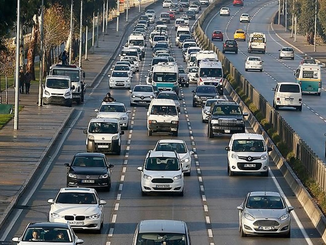 BİNEK ARAÇLARDA GİDER SINIRLARI YÜKSELTİLDİ
2025 yılında binek otomobillerle ilgili gider olarak kabul edilecek tutarlarda da artışa gidildi. Aylık kira bedeli 26.000 TL’den 37.000 TL’ye, amortisman yoluyla gider yazılabilecek bedel ise 1.500.000 TL’den 2.100.000 TL’ye çıkarıldı.
