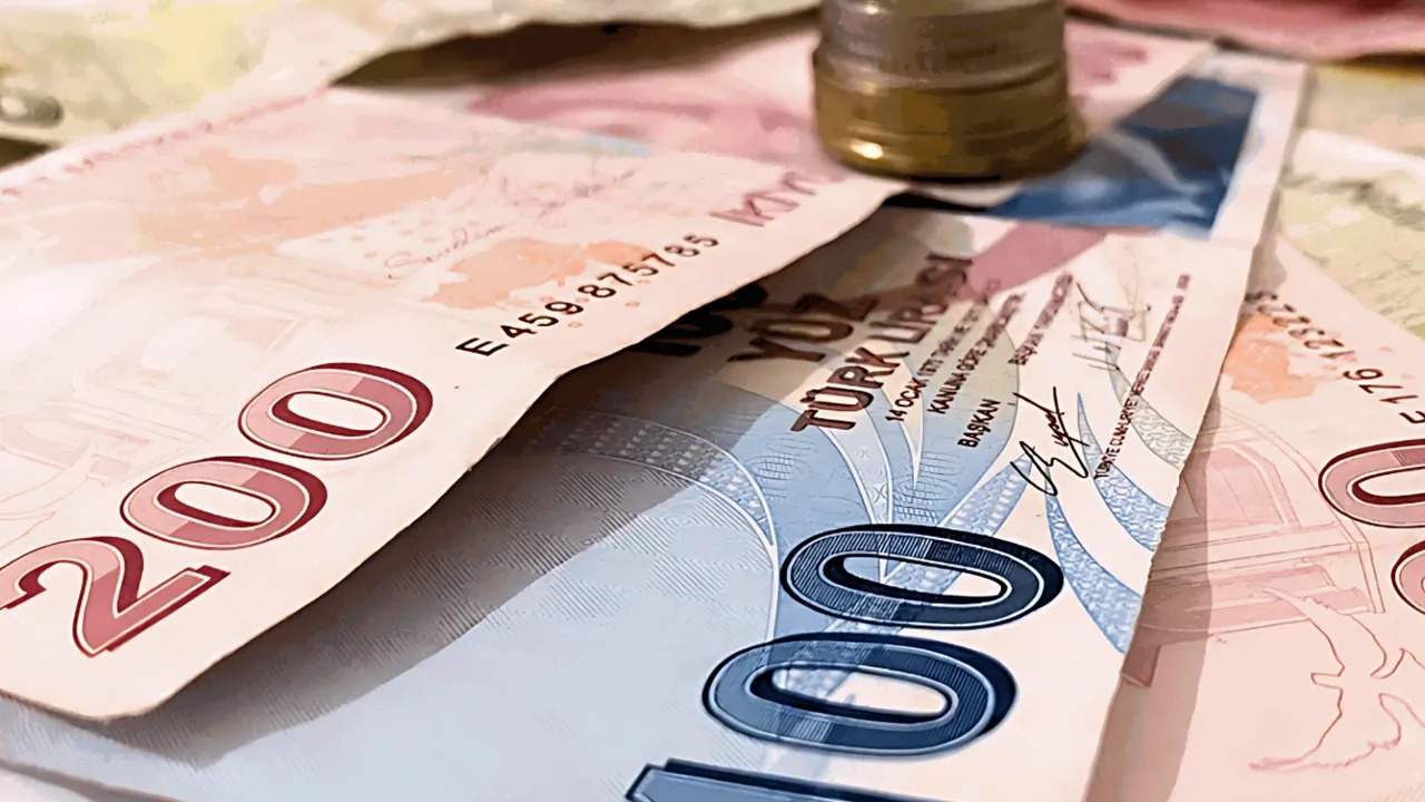 IMEI, PASAPORT VE EHLİYET HARÇLARINDA YENİ TARİFELER
2025 yılına girerken Hazine ve Maliye Bakanlığı tarafından belirlenen yeniden değerleme oranı, gelir vergisi tarifesi dahil olmak üzere pek çok vergi ve harcı etkiledi. 2024 yılında %43,93 olarak açıklanan yeniden değerleme oranına göre, 2025 yılındaki IMEI kayıt üreti, pasaport ve ehliyet harçlarında belirgin bir artış gerçekleşti.
