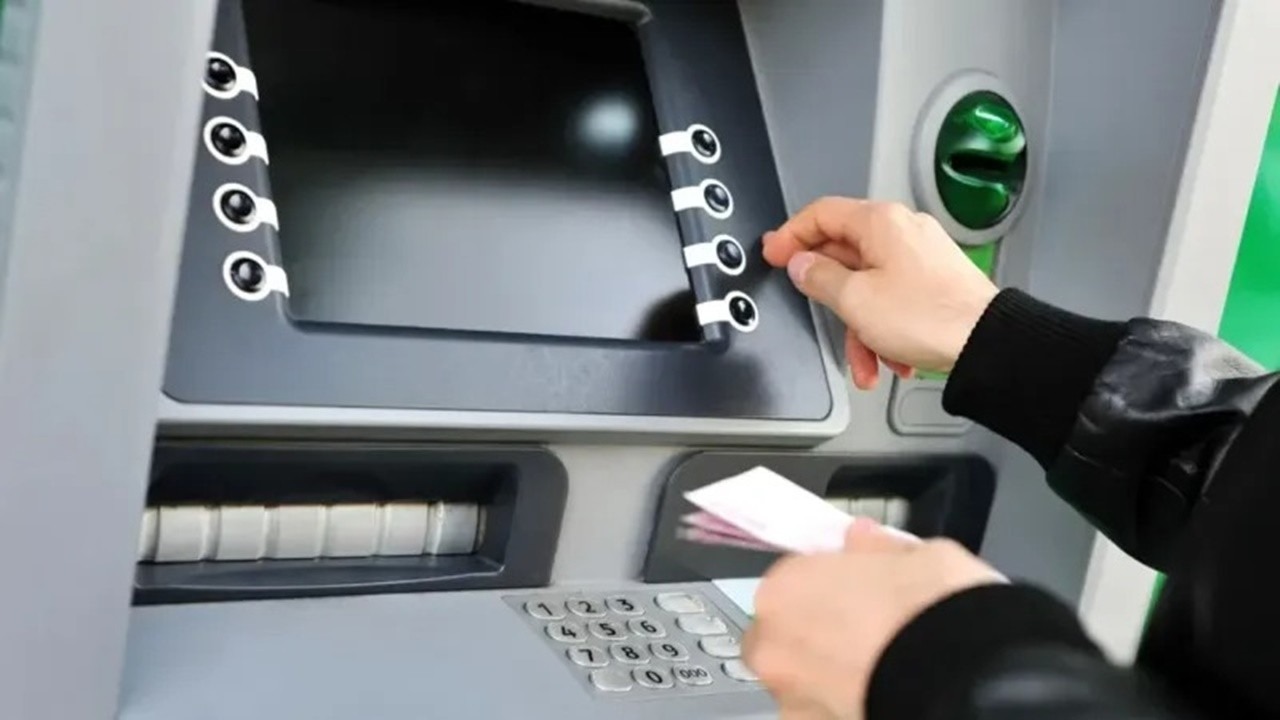 QR KOD İLE PARA ÇEKME UYGULAMASI GENİŞLETİLDİ
Son yıllarda yaygınlaşan QR kod ile para çekme uygulaması, bankaların dijital dönüşüm çabalarının bir parçası olarak dikkat çekiyor. Yaz aylarında bu yöntemle çekim limitleri artırılmış olsa da, özellikle yaşlı bireylerin bu sistemi kullanmada zorlanması, kartlı çekimlerde yeni düzenlemeleri zorunlu kıldı.
